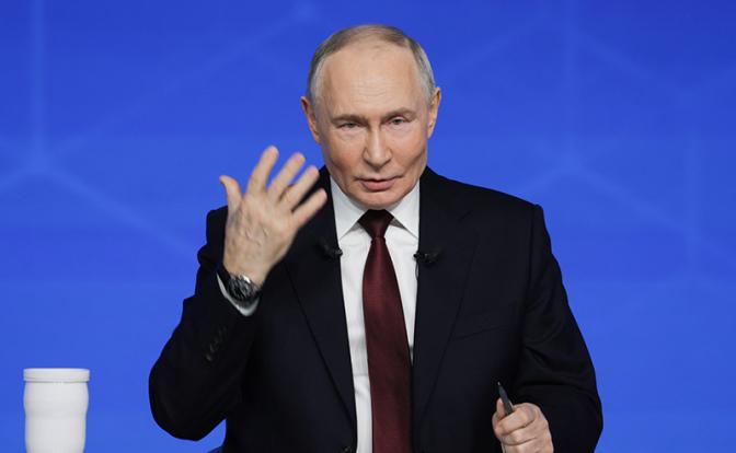 На фото: президент РФ Владимир Путин во время программы "Итоги года" в Гостином дворе.