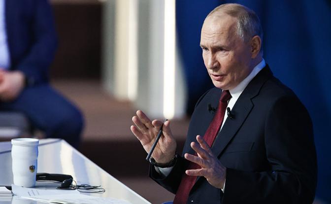 На фото: президент России Владимир Путин во время программы "Итоги года" в Гостином дворе.