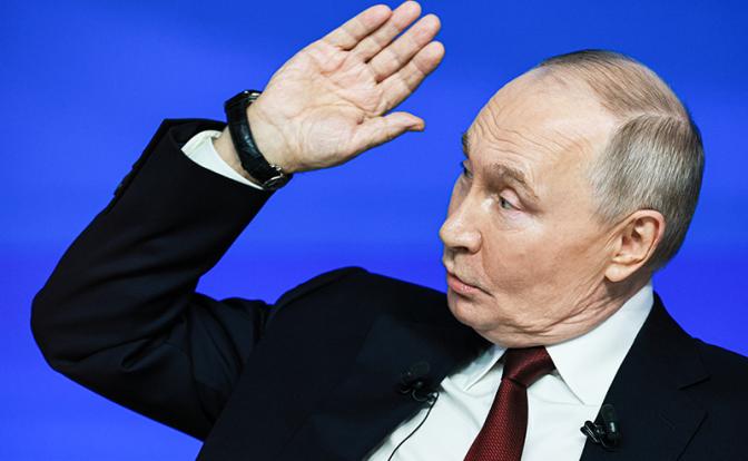 На фото: президент России Владимир Путин во время программы "Итоги года" в Гостином дворе.