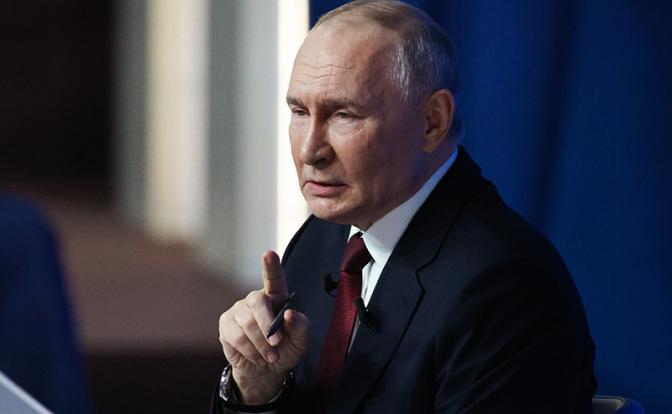 На фото: президент России Владимир Путин во время программы "Итоги года" в Гостином дворе.