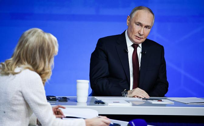 На фото: президент России Владимир Путин во время программы "Итоги года"