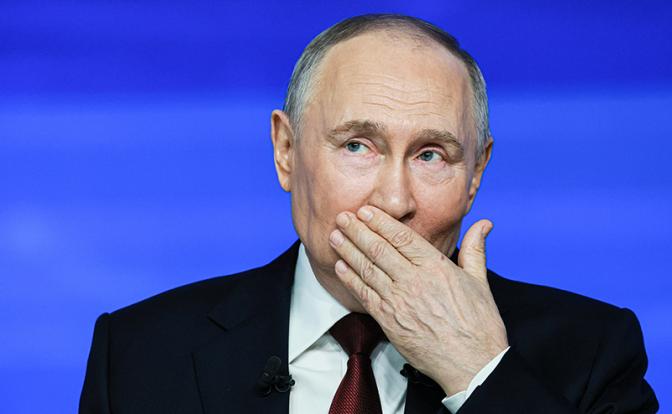 На фото: президент России Владимир Путин во время программы "Итоги года" в Гостином дворе.