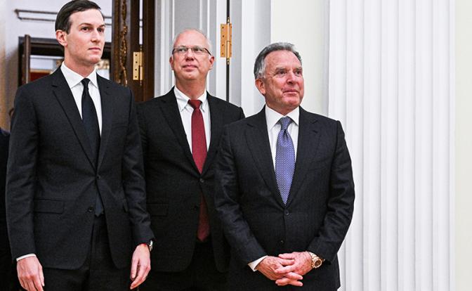 На фото: спецпосланник президента США Стив Уиткофф, глава РФПИ Кирилл Дмитриев, бизнесмен Джаред Кушнер (справа налево).