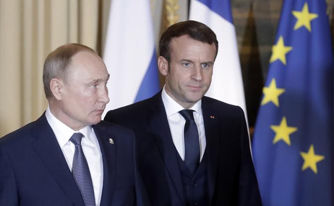 На фото: президент России Владимир Путин и президент Франции Эмманюэль Макрон (слева направо). Архивное фото.