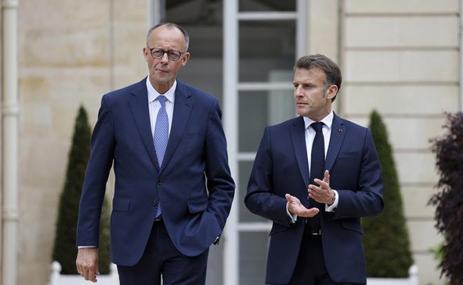 На фото: президент Франции Эмманюэль Макрон и канцлер Германии Фридрих Мерц (справа налево)