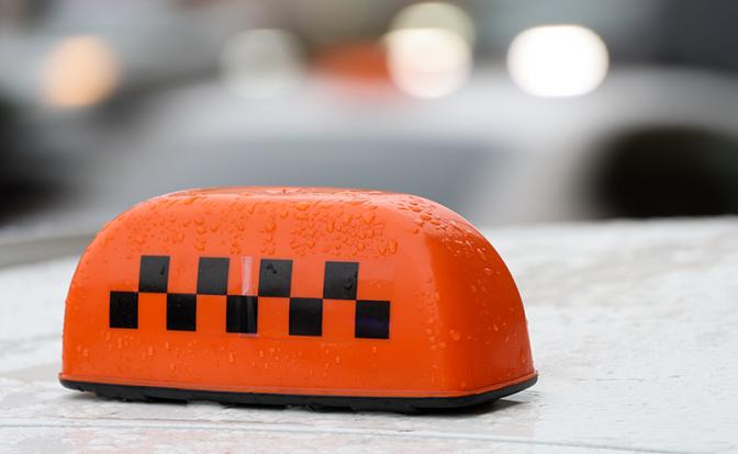 В Тюмени пьяный отец избил водителя такси из-за нехватки детских кресел