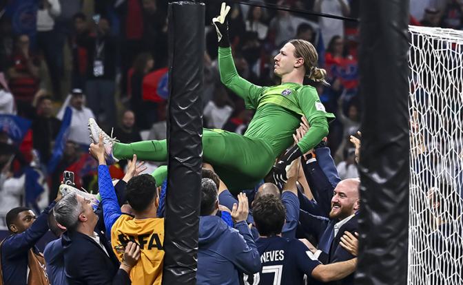 На фото: игроки футбольного клуба «Пари Сен-Жермен» и тренерский состав поздравляют российского вратаря Матвея Сафонова, благодаря которому, ПСЖ выиграл Межконтинентальный кубок ФИФА.