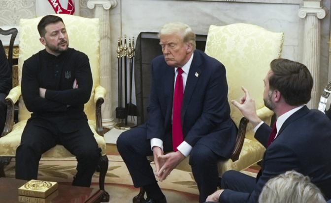 На фото: вице-президент Джей Ди Вэнс (справа) беседует с президентом Украины Владимиром Зеленским (слева) во время встречи с президентом США Дональдом Трампом( в центре).