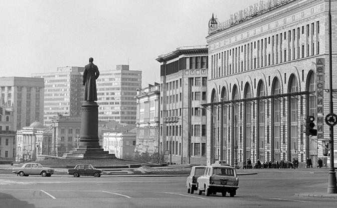 На фото: памятник Дзержинскому на Лубянке, 1975 год.