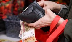 Билет в средний класс обойдется в 50 тысяч: Какой размер зарплаты россияне считают главным признаком бедности