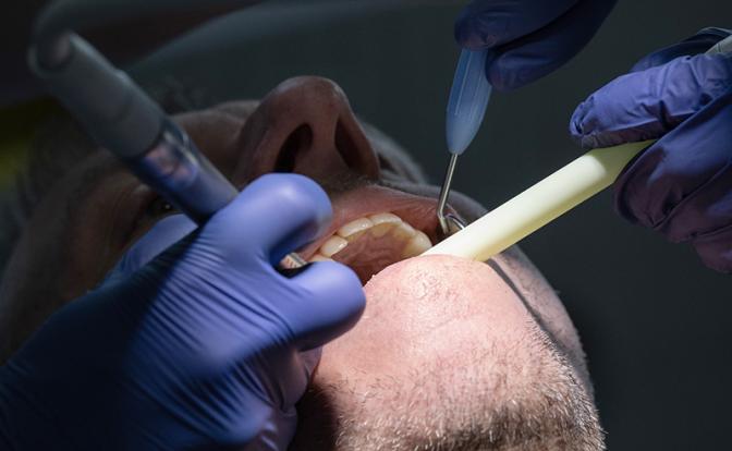 Вырывали здоровые зубы: Банда стоматологов задержана в РФ