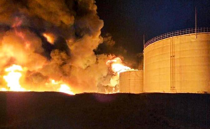 Пожар в порту Краснодарского края: горят резервуары с нефтепродуктами