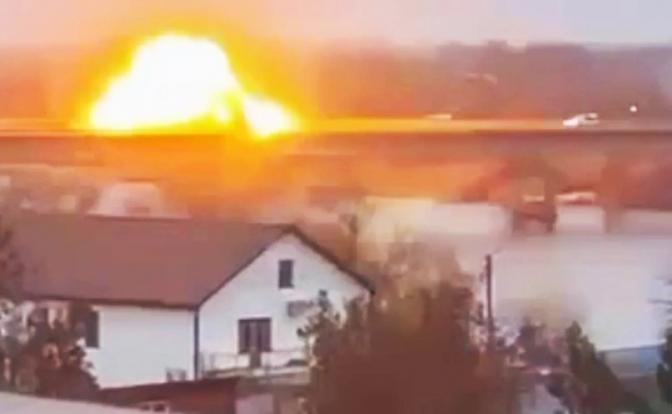 На фото: момент удара по мосту в Маяках Одесской области.