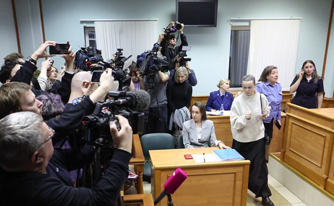 На фото: адвокат певицы Ларисы Долиной Мария Пухова в Мосгорсуде во время рассмотрения иска Полины Лурье о выселении певицы Ларисы Долиной из спорной квартиры