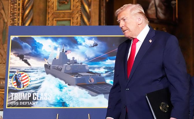 На фото: президент США Дональд Трамп во время выступления перед журналистами в своем поместье Мар-а-Лаго