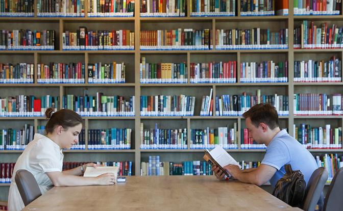 Книга - лучше подагры! Почему для пожилых литература полезнее, чем копание в соцсетях