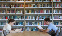 Книга - лучше подагры! Почему для пожилых литература полезнее, чем копание в соцсетях