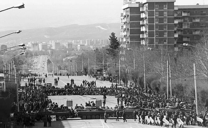 На фото: события в Душанбе, 1990