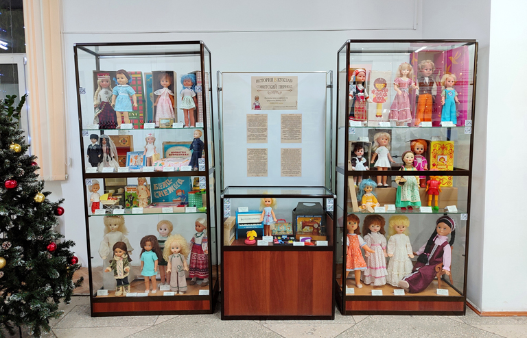 На фото: выставка «История в куклах: советский период»