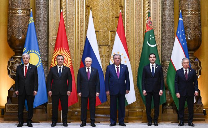 На фото: президент Казахстана Касым-Жомарт Токаев, президент Киргизии Садыр Жапаров, президент РФ Владимир Путин, президент Таджикистана Эмомали Рахмон, президент Туркменистана Сердар Бердымухамедов и президент Узбекистана Шавкат Мирзиеев (слева направо)