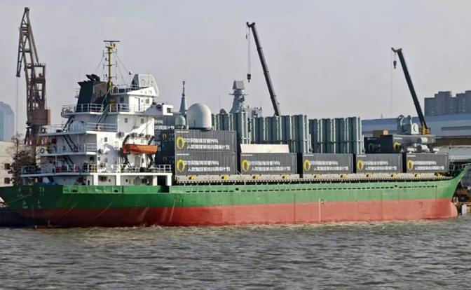 Контейнер смерти: "Мирный сухогруз" оставит от американского суперлинкора класса «Трамп» рожки да ножки