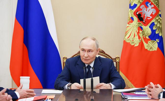 На фото: президент РФ Владимир Путин во время совещания по рассмотрению основных параметров проекта государственной программы вооружения на 2027–2036 годы в Кремле.