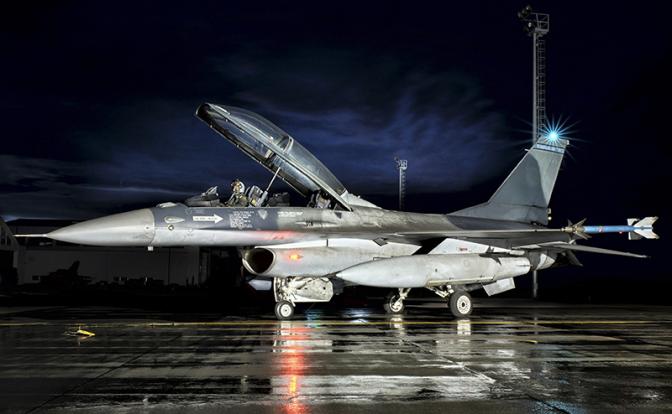 На фото: истребитель F-16BM
