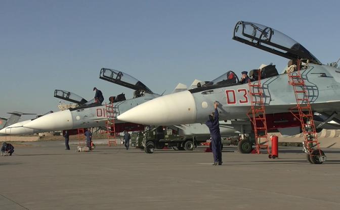 На фото: многоцелевые истребители Су-30СМ