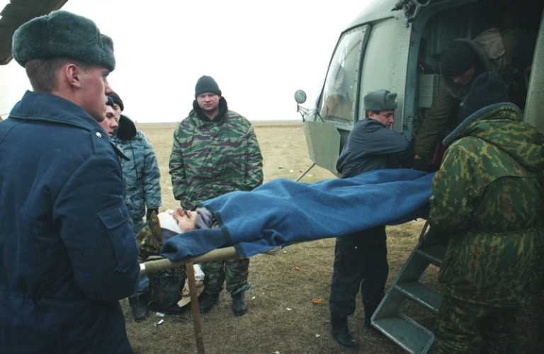 На фото: транспортировка раненых солдат федеральных войск из окрестностей Первомайского, 1996 год.