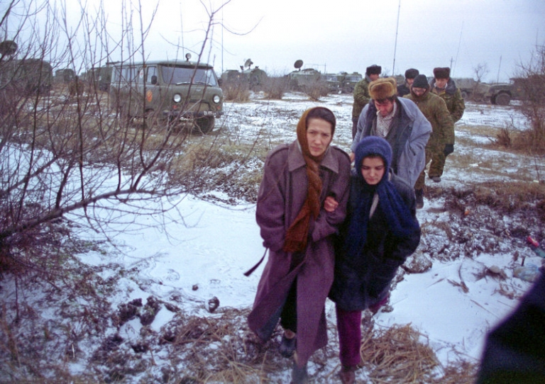 На фото: некоторым из заложников удалось выбраться в расположение федеральных войск, 1996 год.