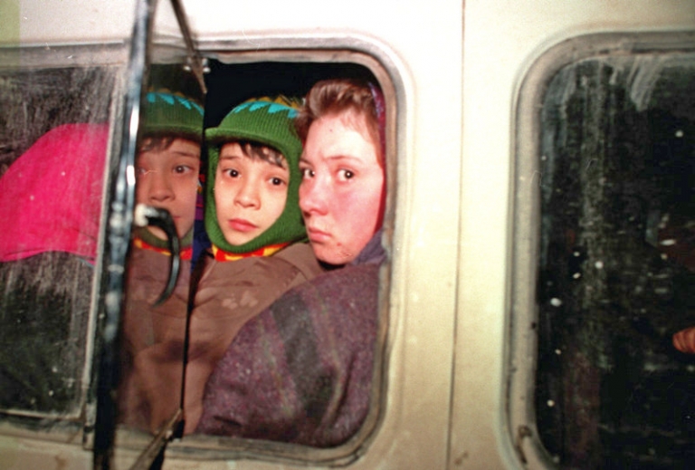 На фото: освобожденные в ходе длительных переговоров заложники - пятеро женщин и четверо детей в Кизляре, 1996 год.