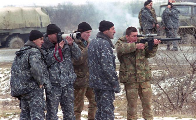 На фото: операция федеральных сил по освобождению заложников в селе Первомайское, 1996 год.