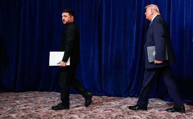 На фото: президент США Дональд Трамп (справа) и президент Украины Владимир Зеленский (слева) во время пресс-конференции в резиденции Мар-а-Лаго