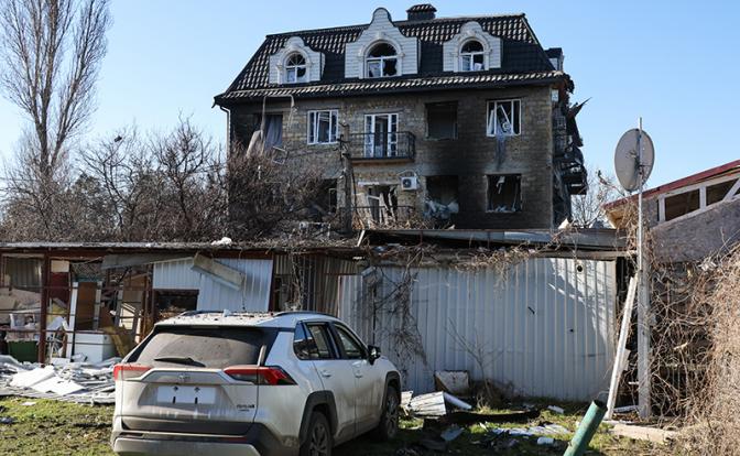 На фото: последствия атаки дронов ВСУ на кафе и гостиницу