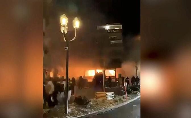 На фото: люди спасаются бегством после смертельного взрыва во время празднования Нового года в Кран-Монтане