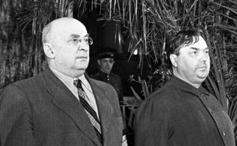 На фото: Первый заместитель Председателя Совета министров СССР Лаврентий Павлович Берия и Председатель Совета министров СССР Георгий Максимилианович Маленков (слева направо) 