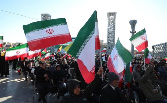 Протесты в Иране: Трамп пообещал поддержать «персидскую демократию» огнем авианосцев