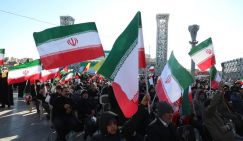 Протесты в Иране: Трамп пообещал поддержать «персидскую демократию» огнем авианосцев