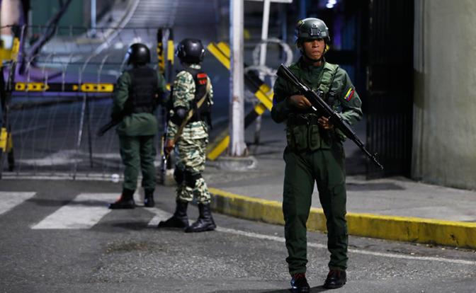 Взрывы в Каракасе, над городом висят вертолеты, аэродромы в огне: Трамп нанес удар по Венесуэле