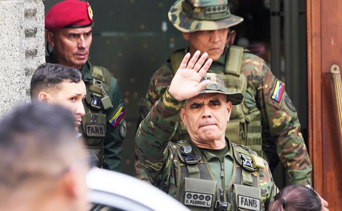 На фото: министр обороны Венесуэлы Владимир Падрино Лопес