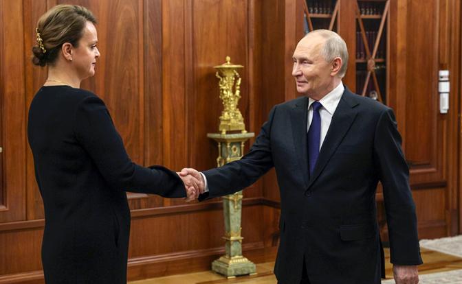 На фото: президент РФ Владимир Путин и статс-секретарь – заместитель министра обороны РФ, председатель Государственного фонда "Защитники Отечества" Анна Цивилева во время встречи в Кремле