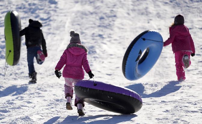 Зимние забавы депутатов Госдумы всё чудесатее: Каждой снежной горке – по полицейскому