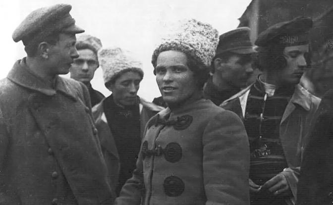 На фото: Нестор Махно (в центре)