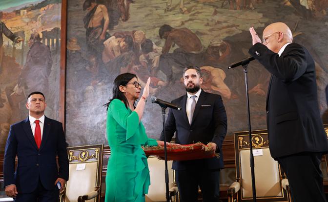 На фото: Делси Родригес приведена к присяге в качестве исполняющего обязанности президента Венесуэлы