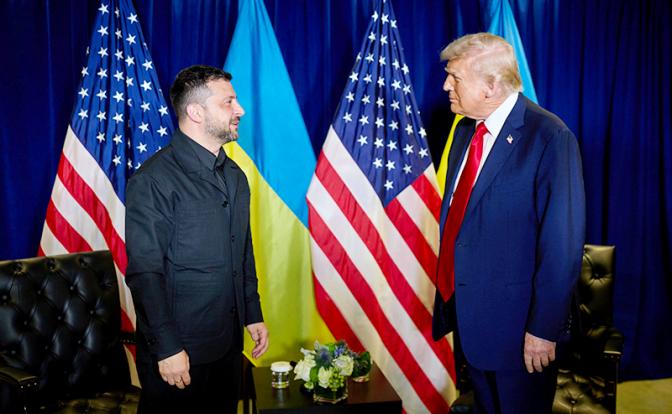 На фото (справа налево): президент США Дональд Трамп и Владимир Зеленский.