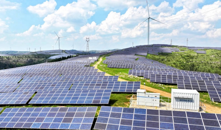 На фото: фотоэлектрическая электростанция рядом с автомагистралью в городе Цзаочжуан, провинция Шаньдун, Китай.