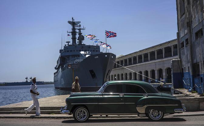 На фото: кубинский моряк проходит мимо российского учебного корабля ВМФ «Перекоп» в Гаванской бухте, Куба.