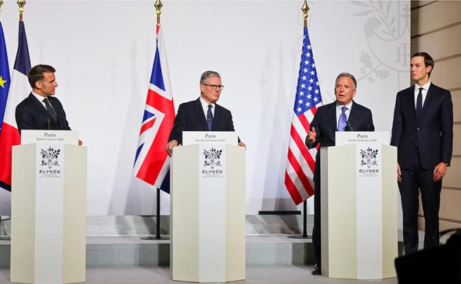 На фото (слева направо): президент Франции Эммануэль Макрон, премьер-министр Великобритании Кир Стармер, специальный посланник США Стив Виткофф и Джаред Кушнер на пресс-конференции/