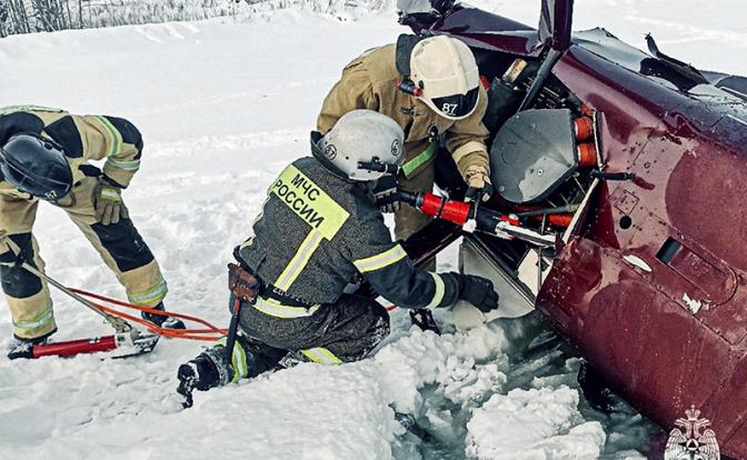 На фото: сотрудники МЧС на месте падения частного вертолета на территории базы отдыха "Ашатли-парк", Пермский край.