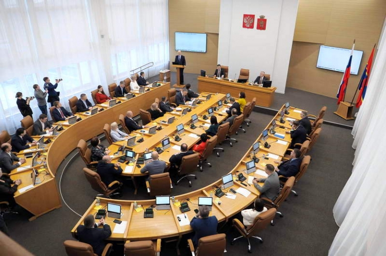 На фото: во время сессии Красноярского городского Совета депутатов.